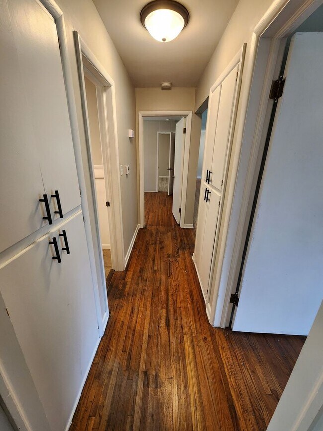 Building Photo - Spacious 3-Bedroom, 1-Bathroom Home AVAILABLE NOW!!
