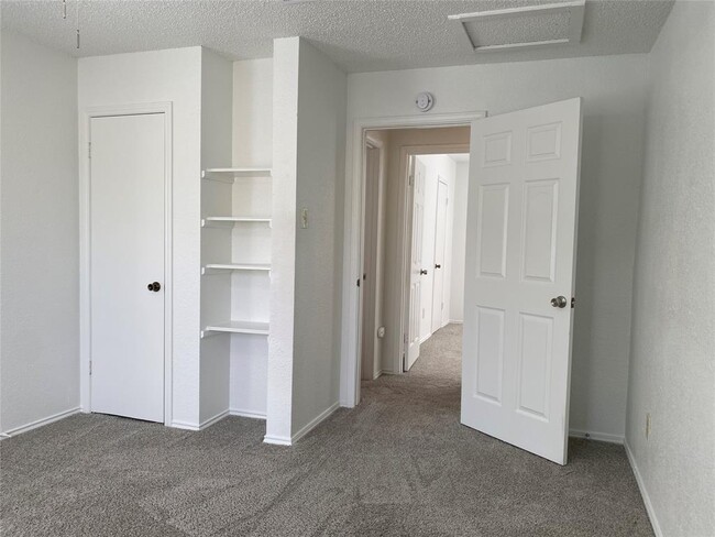 Building Photo - 4001 Alexandria Dr