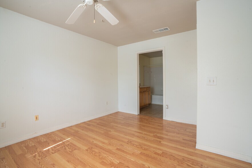 Building Photo - 9053 Lee Vista Blvd