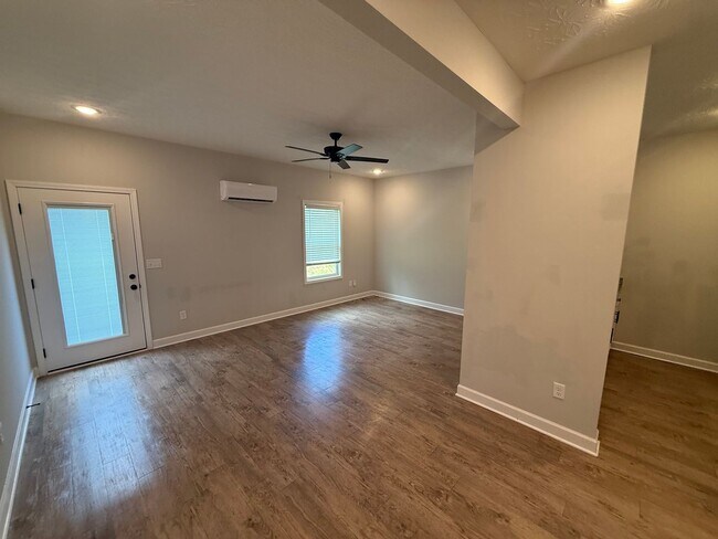 Building Photo - 2 Bed/2.5 Bath Townhome with Garage (Trash Included)