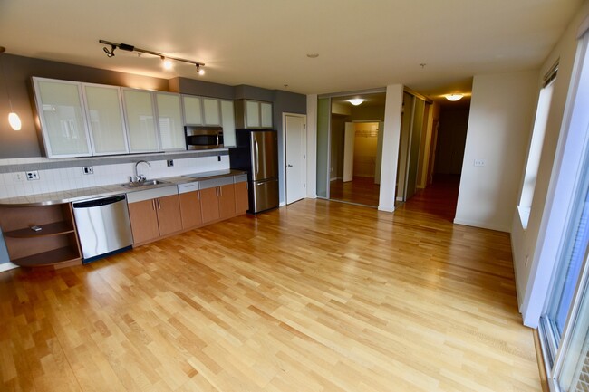 Building Photo - Spacious 1 Bedroom Belltown Condo - Availa...