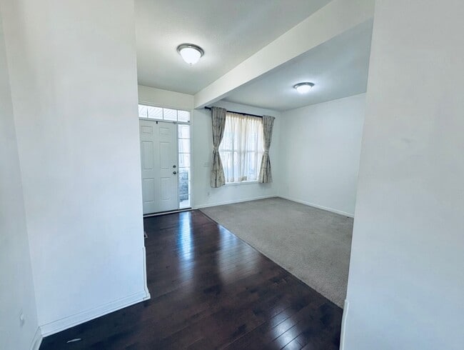 Building Photo - Beautiful 4 Bedroom Single Family Home in Prime Shakopee Neighborhood