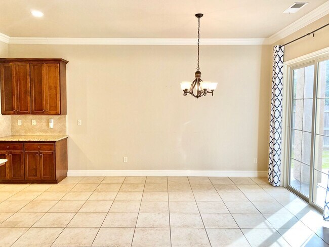 Building Photo - Beautiful 3-Bed, 2-Bath Near Sanger West High School