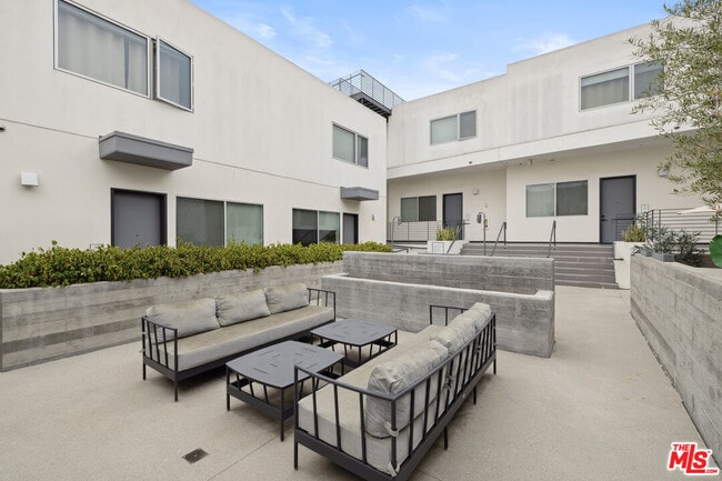 Building Photo - 957 Figueroa Terrace