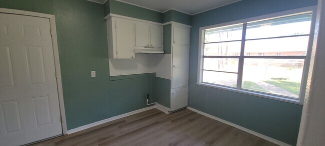 Building Photo - Adorable 3 bedroom/1 bath house with Centr...