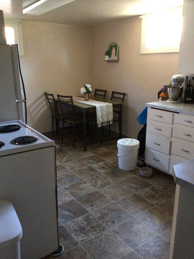 Building Photo - Charming basement apartment