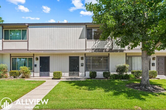 Building Photo - Charming 3-Bedroom, 1.5-Bath Townhouse in ...