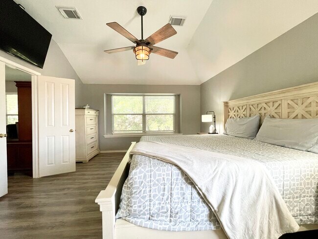 Upstairs Large Main Bedroom - 11519 Brae Hill