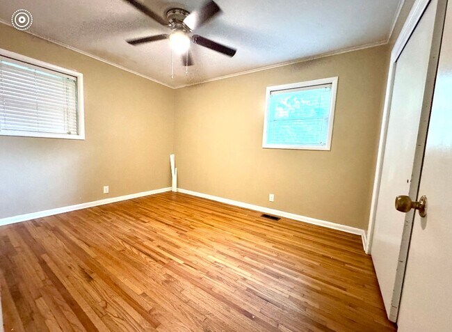 Building Photo - 3 Bed/2 Bath/2 Car Garage