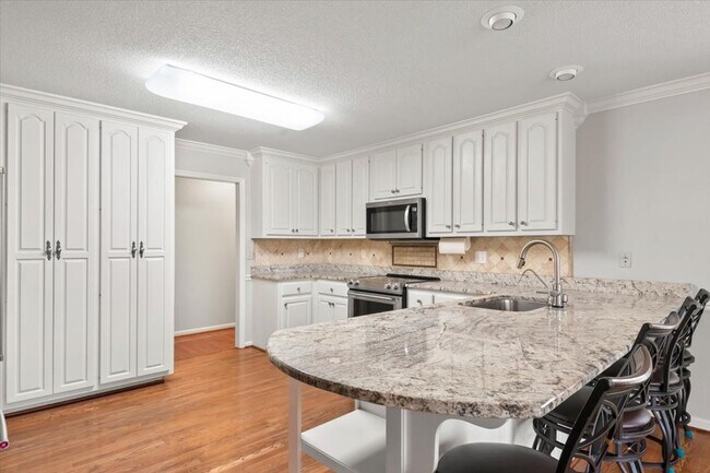 Building Photo - Stunning 3 bed 2.5 bath home in Cove Creek subdivision!