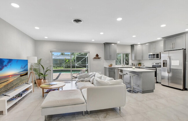 Building Photo - 1300 SW 13th St