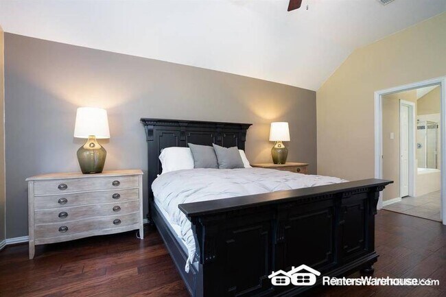 Building Photo - Stunning 3 bedroom, 2 bath in ideal location!