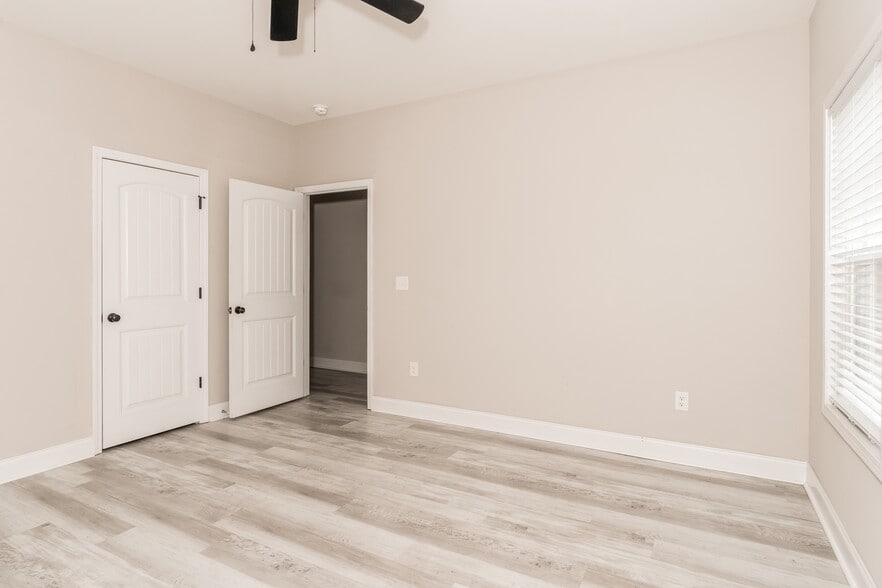 Building Photo - 219 Beau Claire Cir