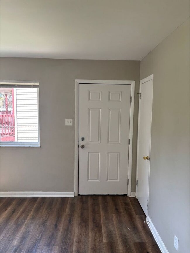 Building Photo - Charming 2-bedroom and 1-bathroom house lo...
