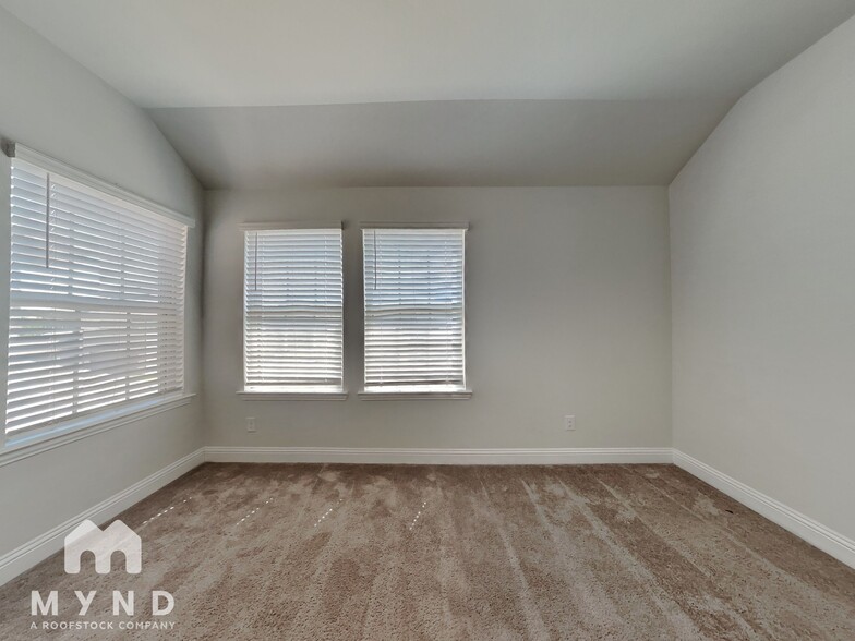 Building Photo - 5568 Kilmer Dr
