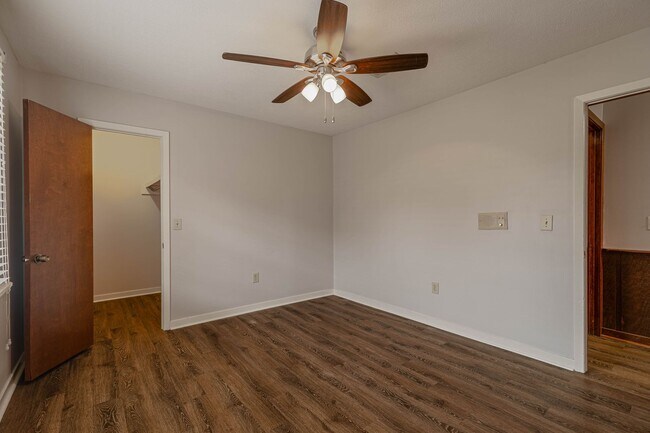 Building Photo - 575 Bradford Dr