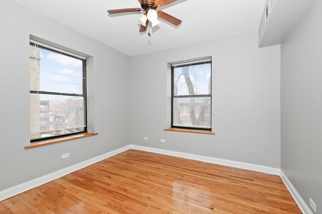 Building Photo - Spacious 2 Bedroom in South Shore