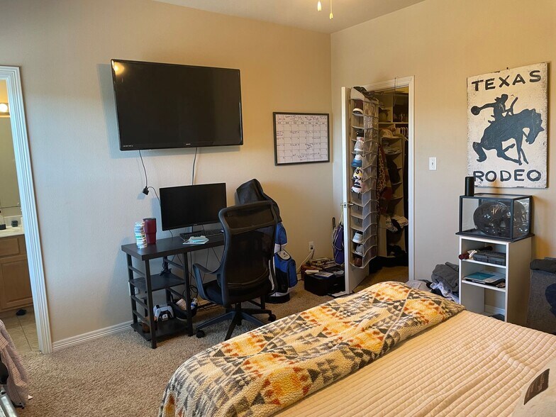 Building Photo - River Oaks #605