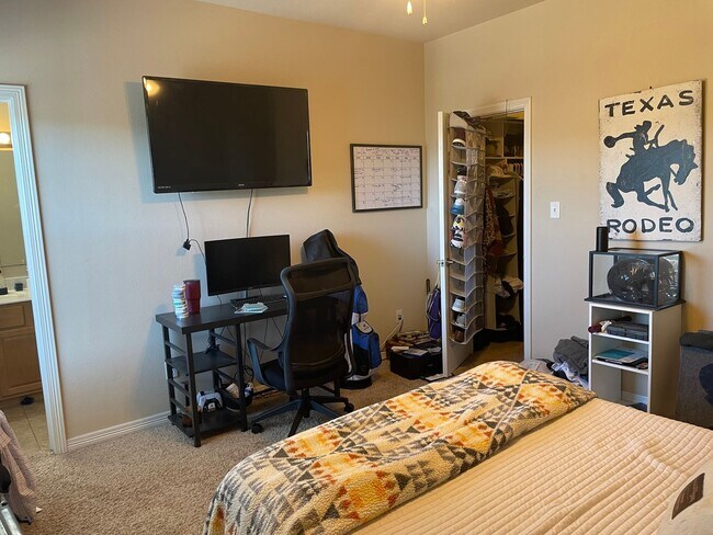 Building Photo - River Oaks #605