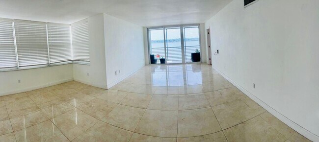 Building Photo - 1175 NE Miami Gardens Dr
