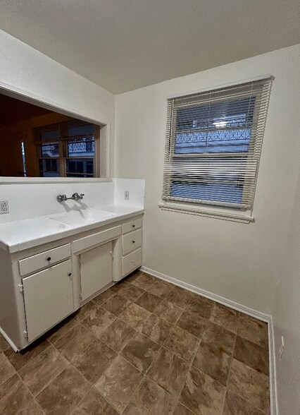 Building Photo - 1737 N Sycamore Ave