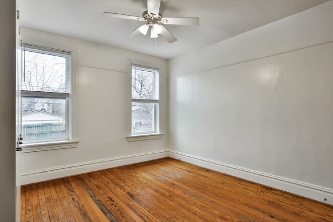 Building Photo - Charming 2-Bedroom Unit Near The Grove!