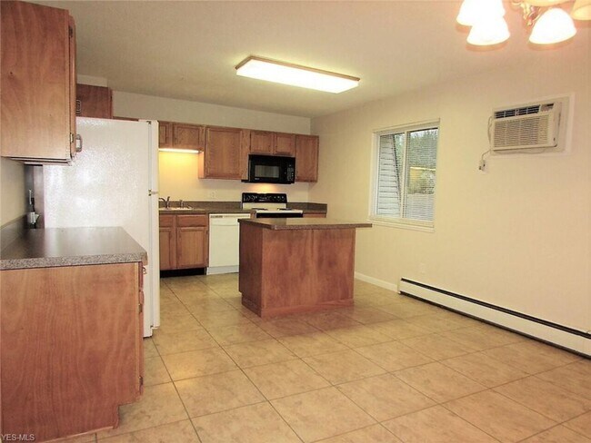 Building Photo - 402 Woodland Ave