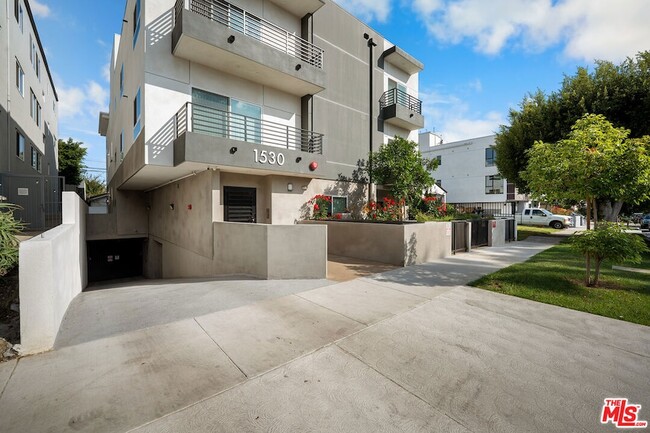 Building Photo - 1530 S Hayworth Ave