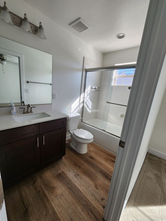 Building Photo - Beautiful Modern Townhome with Spacious La...