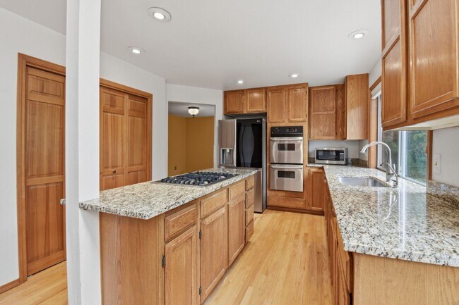 Building Photo - 4Bd/3.5Ba Sammamish House