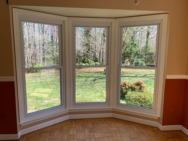 Building Photo - Amazing 4 Bedroom, 3 Bath Home With 2 Kitc...
