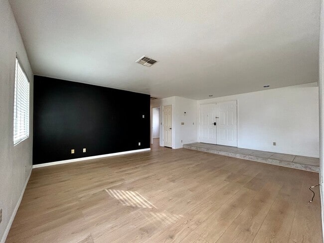 Building Photo - AVAILABLE NOW!! 3 Bedroom 2 Bathroom Home in Yucca Valley!! MOVE IN SPECIAL HALF OFF ONE MONTH'S ...