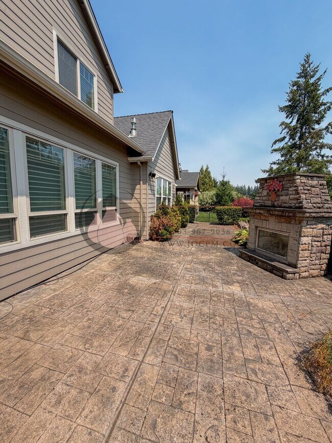 Building Photo - Luxurious Woodburn Residence | Main-Floor Primary Suite & Butler's Pantry