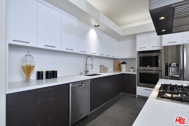 Building Photo - 1701 N Beverly Dr