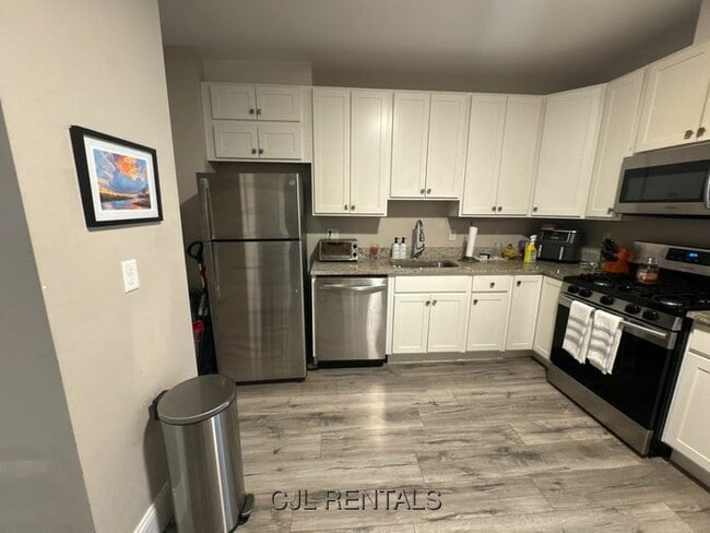 Building Photo - 63 Falcon St