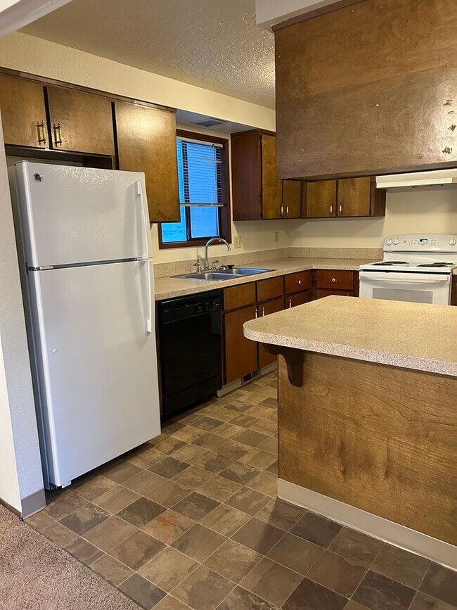 Building Photo - (379) Glenridge Dr. - 2 Bedroom / 1.5 Bathroom - Townhome Duplex