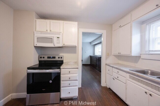 Building Photo - 4850 Hillside Ave