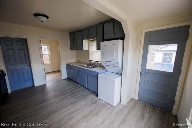 Building Photo - 8242 Maxwell Ave