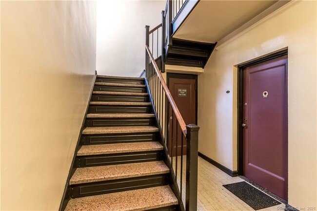 Building Photo - 140 Woodside Green