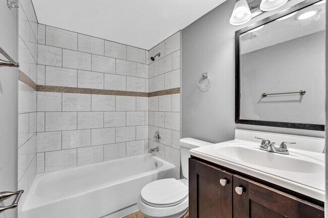 Building Photo - 4158 Inverrary Dr