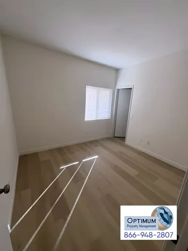 Building Photo - Spacious 4-Bedroom 2-Bathroom Home with Fireplace & Large Backyard