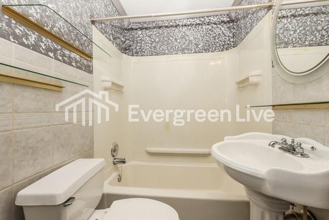 Building Photo - 124 E Lindberg Dr