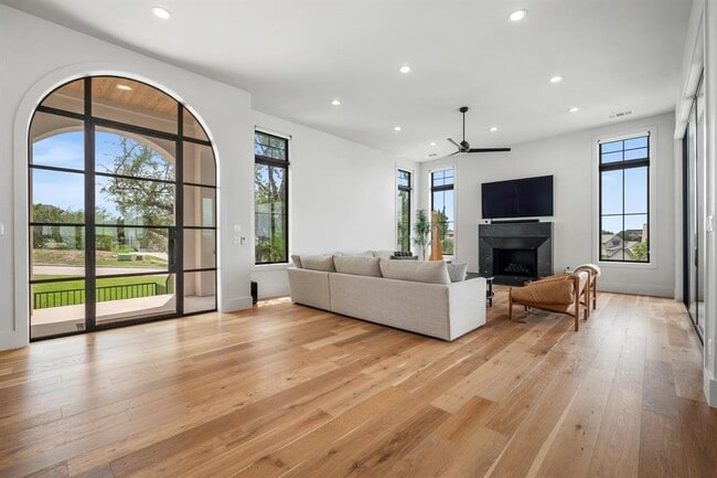 Building Photo - 703 Serene Estates Dr