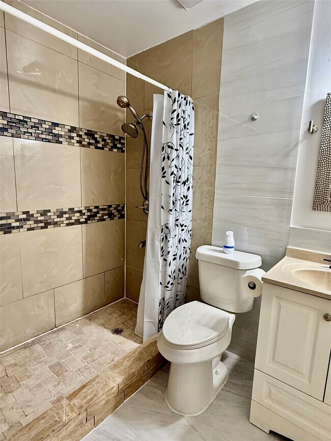 Building Photo - 10855 Meadowglen Ln