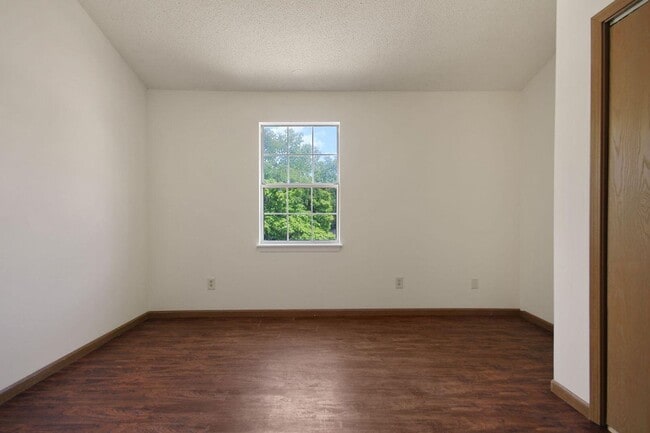 Building Photo - 3 Bed 2 Bath unit Close to Downtown