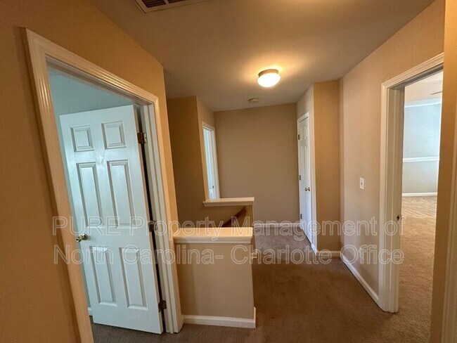 Building Photo - 6033 Queens Walk Ct