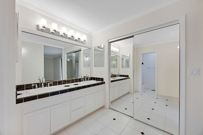 Building Photo - 9168 Eastside Rd