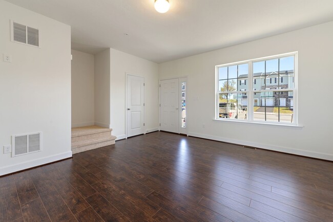 Building Photo - End Unit- 3 Bedroom Townhouse!