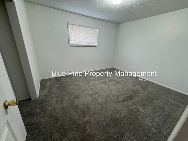 Building Photo - 301 E 18th St