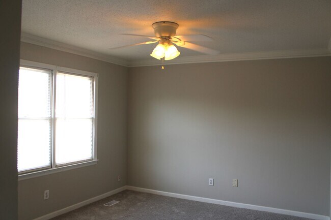 Building Photo - 503 Hillsboro Ln